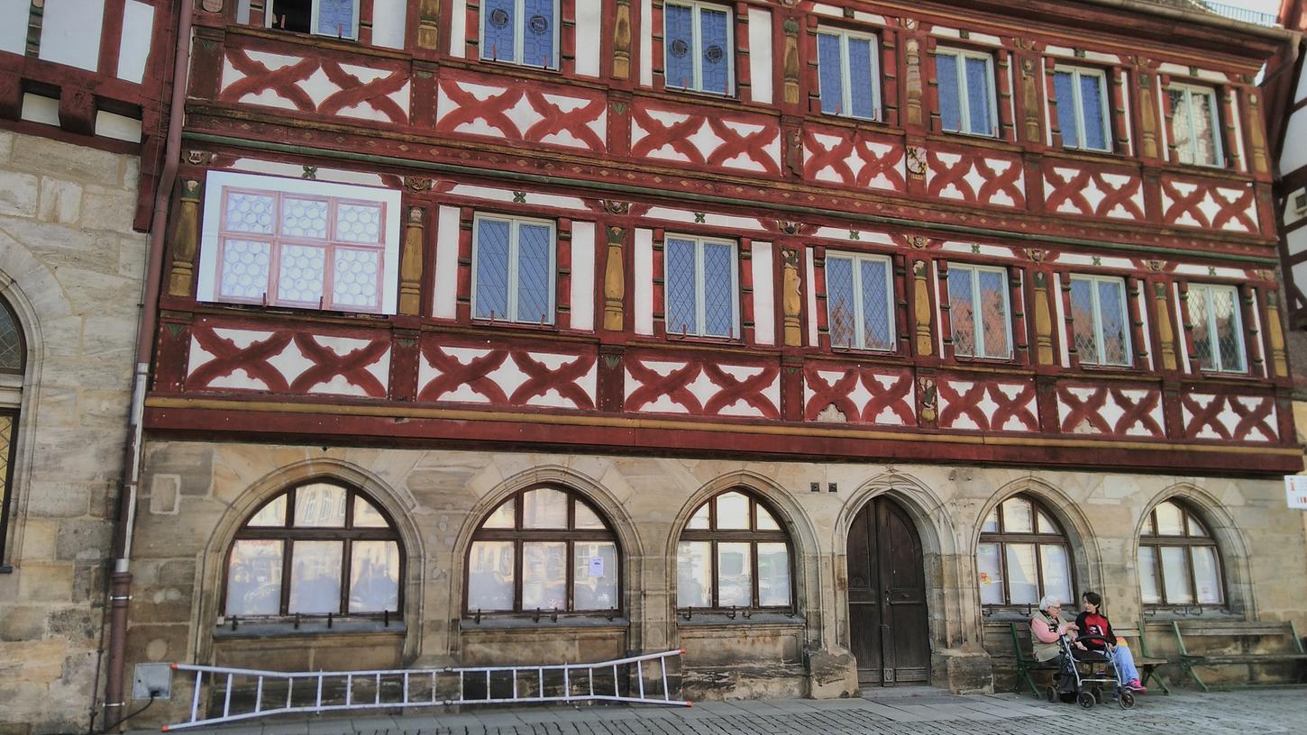 Die Aufnahme aus dem letzten September zeigt die Fenster im heutigen Zustand: hochrechteckig. Die Zwischenräume zu den geschnitzten Holzbalken wurden von innen mit Ziegeln ausgefüllt.