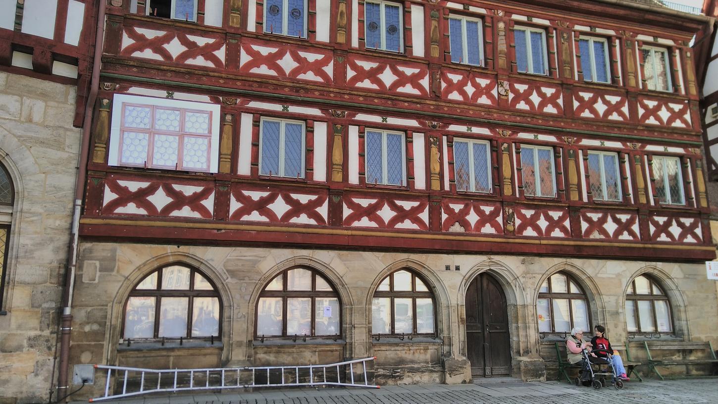 Die Aufnahme aus dem letzten September zeigt die Fenster im heutigen Zustand: hochrechteckig. Die Zwischenräume zu den geschnitzten Holzbalken wurden von innen mit Ziegeln ausgefüllt.
Die Aufnahme aus dem letzten September zeigt die Fenster im heutigen Zustand: hochrechteckig. Die Zwischenräume zu den geschnitzten Holzbalken wurden von innen mit Ziegeln ausgefüllt.