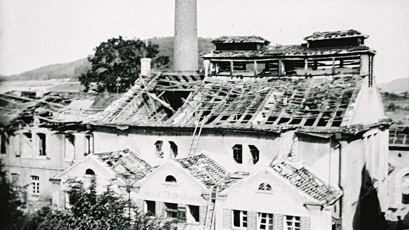 Die schwer getroffenen Treuchtlinger Stadtwerke nach den Bombenangriffen vom 23. Februar und 11. April 1945.