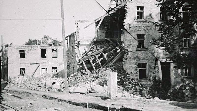 Zerstörte Häuser in der Treuchtlinger Stadtmitte nach den schweren Bombenangriffen vom 23. Februar und 11. April 1945.
