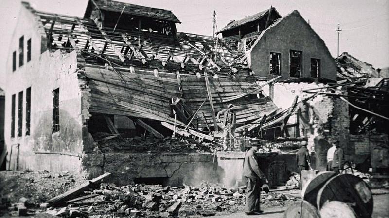 Arbeiter beim Beseitigen der Trümmer auf dem Gelände der Treuchtlinger Stadtwerke nach den schweren Bombenangriffen vom 23. Februar und 11. April 1945.
