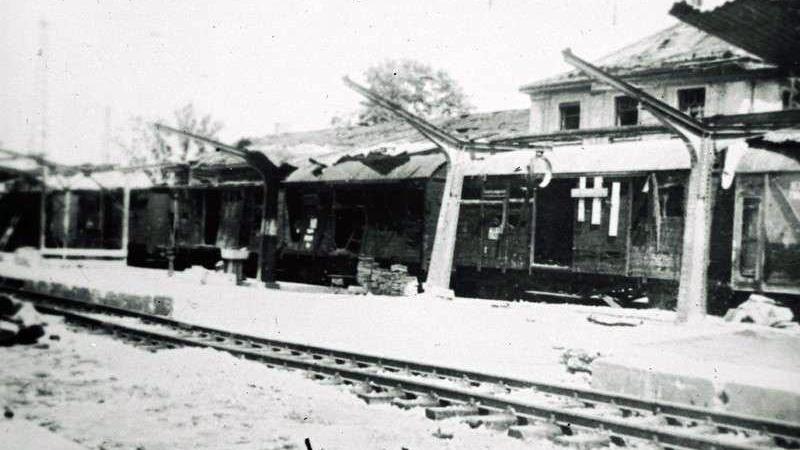 Auf fast jedem Gleis des Treuchtlinger Bahnhofs treffen die US-Bomber am 23. Februar 1945 Güter- und Personenzüge. Das Bild zeigt die Zerstörungen.
