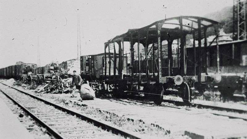Auf fast jedem Gleis des Treuchtlinger Bahnhofs treffen die US-Bomber am 23. Februar 1945 Güter- und Personenzüge. Das Bild zeigt die Zerstörungen.