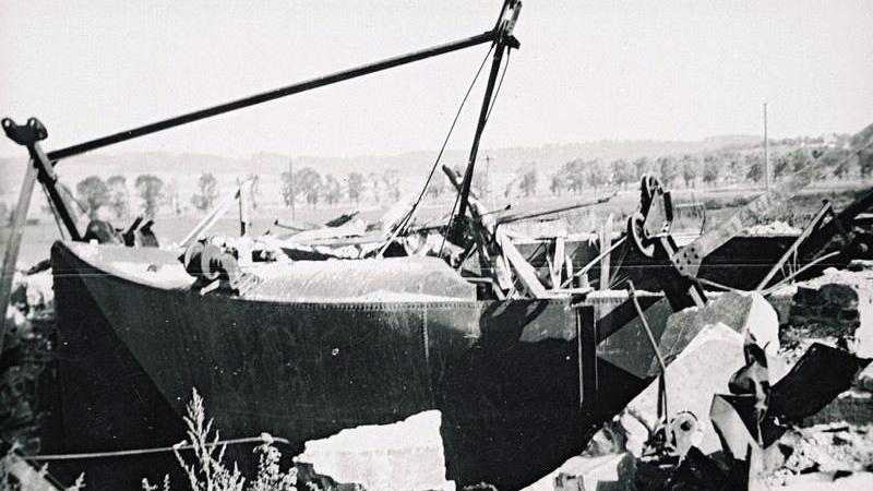 Der völlig zerstörte Gaskessel der Treuchtlinger Stadtwerke nach den schweren Bombenangriffen vom 23. Februar und 11. April 1945.
