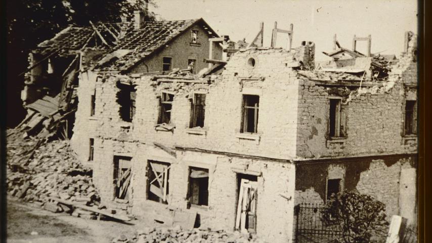 Zerstörte Häuser in der Treuchtlinger Stadtmitte nach den schweren Bombenangriffen vom 23. Februar und 11. April 1945.