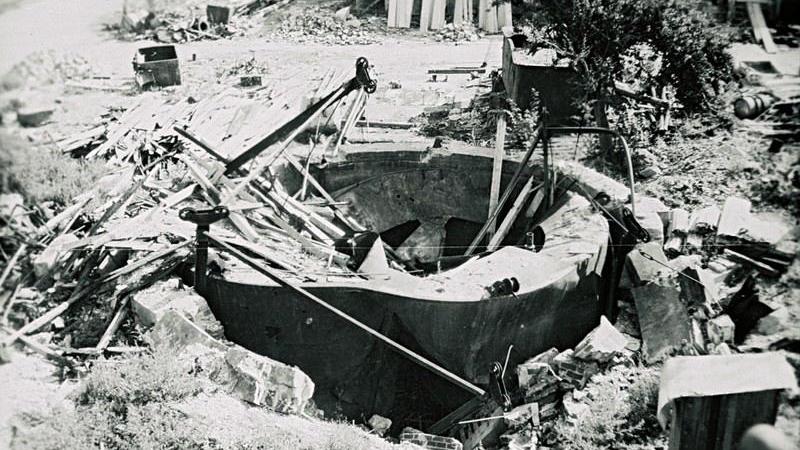 Der völlig zerstörte Gaskessel der Treuchtlinger Stadtwerke nach den schweren Bombenangriffen vom 23. Februar und 11. April 1945.