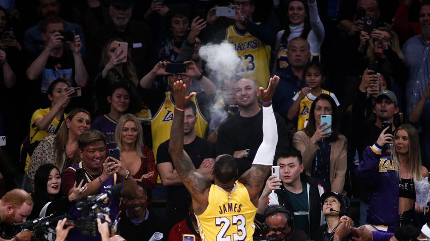 LeBron James ist 36 Jahre alt, hat aber noch lange nicht genug. Einige weitere Rekorde könnten purzeln. Darüber hinaus ist sein Wunsch, mit seinem Sohn LeBron "Bronny" James Jr. in der NBA zu spielen, nicht ausgeschlossen. Denn: Bronny wird im Normalfall 2023 die High School beenden und der "King" hat seinen Vertrag um zwei Jahre bis Ende der Saison 2022/2023 bei den Los Angeles Lakers verlängert. Während diesen zwei Jahren verdient er den Maximalbetrag von 85 Millionen US-Dollar in der Stadt der Engel.