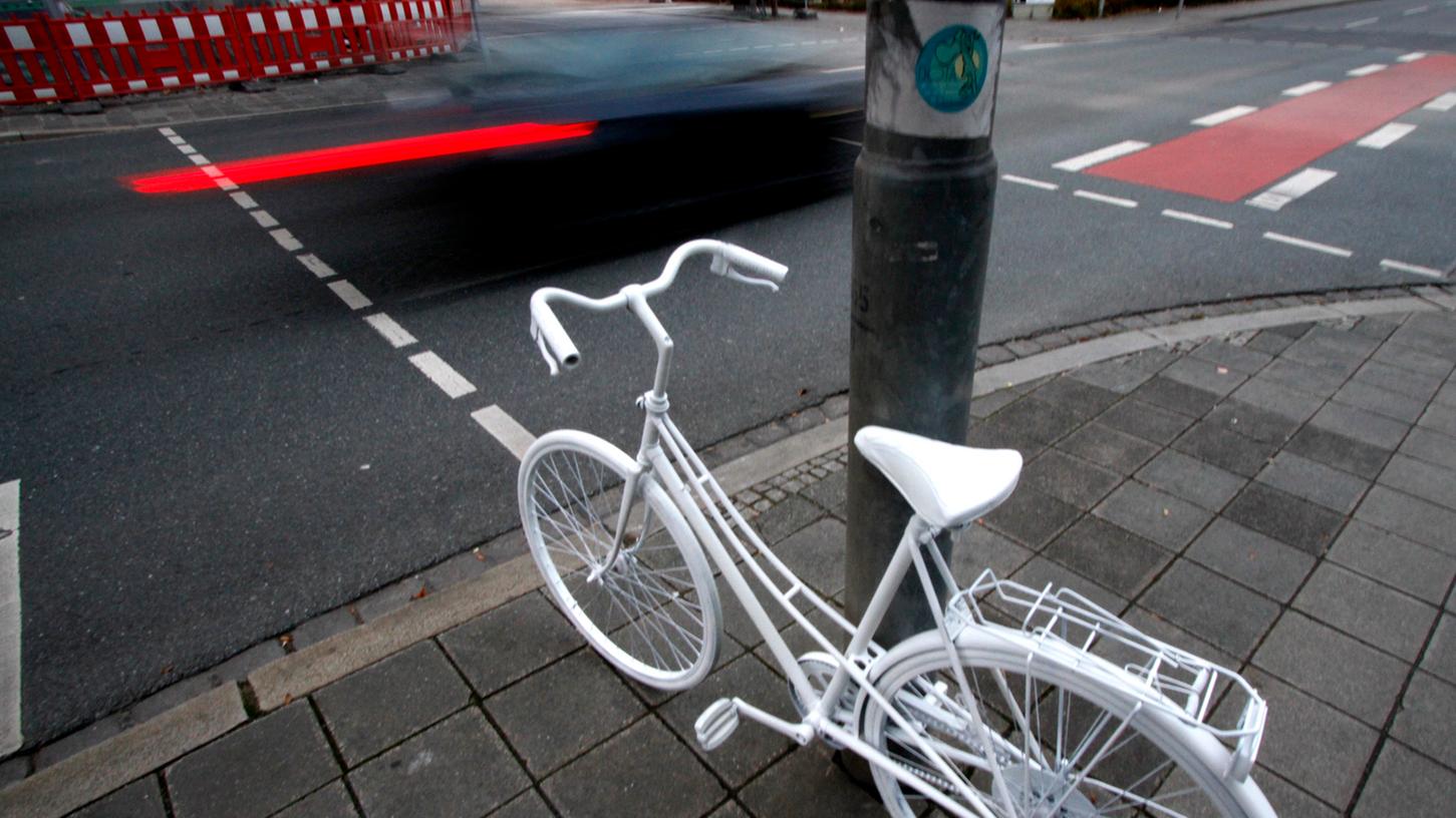 Seit über sieben Jahren steht dieses weiße Ghostbike (Geisterrad) hier an der Kreuzung Gleißbühl-/Blumenstraße. An dieser Stelle starb 2013 eine 44-Jährige, als ein Lkw nach rechts in die Blumenstraße einbog. Seit dem sind im Nürnberger Stadtgebiet weitere Geisterräder hinzugekommen. Auch in der aktuellen Unfallstatistik nehmen Unfälle mit Radfahrern einen traurigen Spitzenplatz ein.