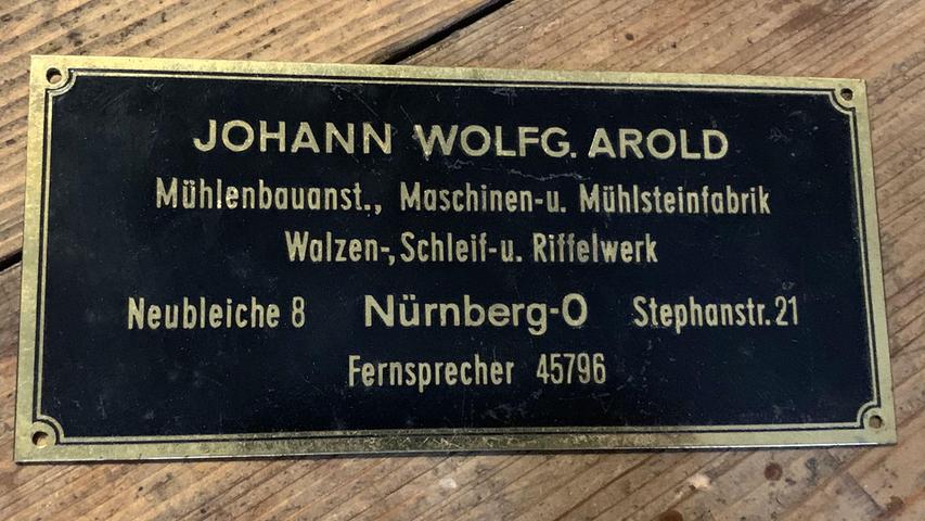Entdeckt: die alte Anschrift der der Mühlenbauanstalt Arold im Nürnberger Stadtteil St. Peter.