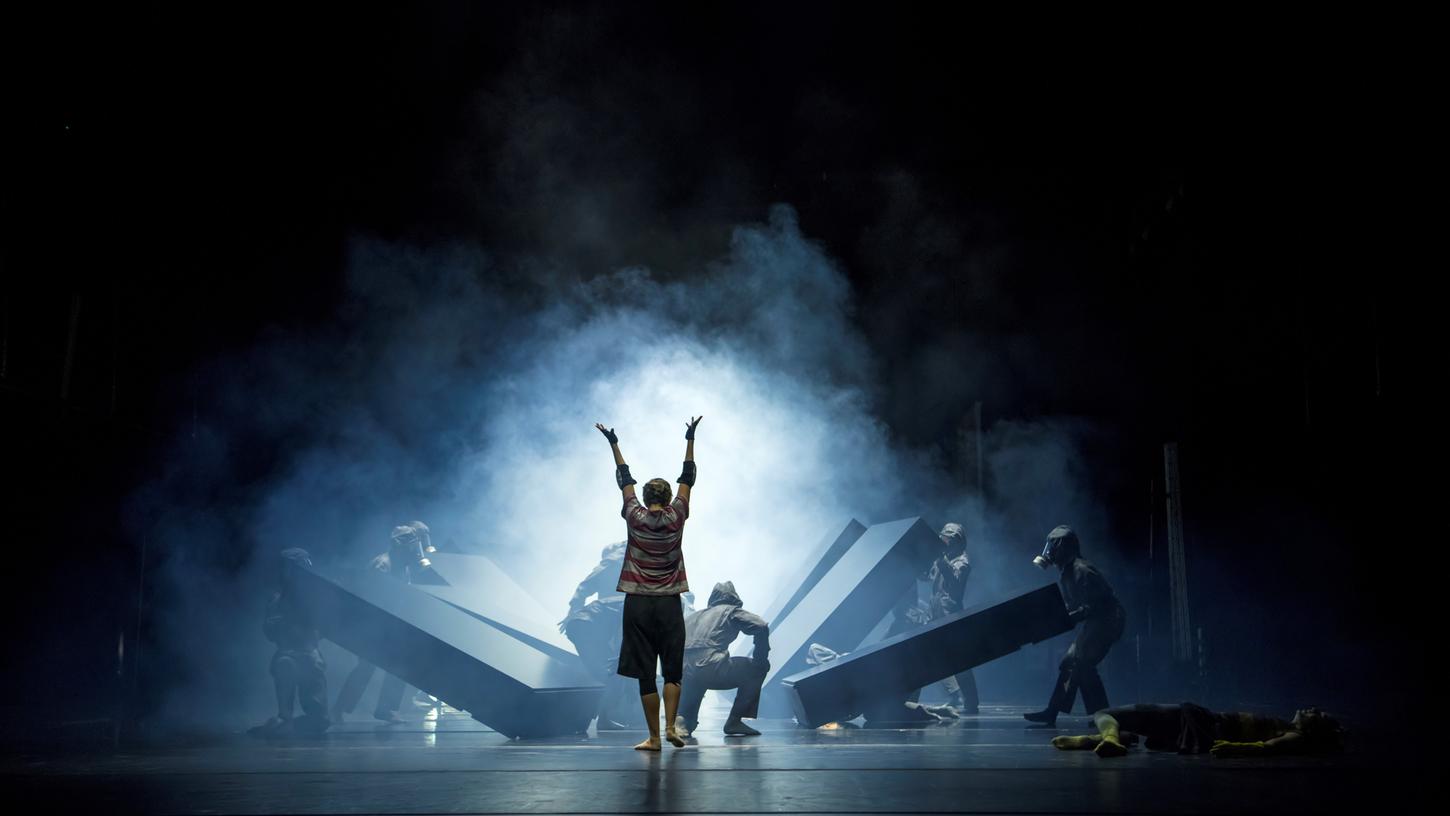 Aufbruch zu neuen Ufern: Goyo Monteros Tanzstück "Über den Wolf" war die erste Produktion des Ballett Nürnberg, die ihre Uraufführung im Stream erlebte: als spezieller Ballettfilm, der mit der Hilfe des Regisseurs Hans Hadulla erstellt wurde.