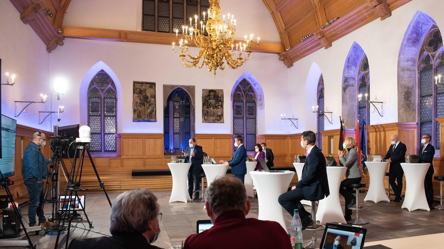 Oberbürgermeister Marcus König (CSU) und die anderen Mitglieder der Stadtspitze haben im Januar im Historischen Rathaussaal einen Teil der digital eingereichten Fragen der Bürger beantwortet. Nun kommt schriftlich eine Nachlieferung. Oberbürgermeister Marcus König (CSU) und die anderen Mitglieder der Stadtspitze haben im Januar im Historischen Rathaussaal einen Teil der digital eingereichten Fragen der Bürger beantwortet. Nun kommt schriftlich eine Nachlieferung.