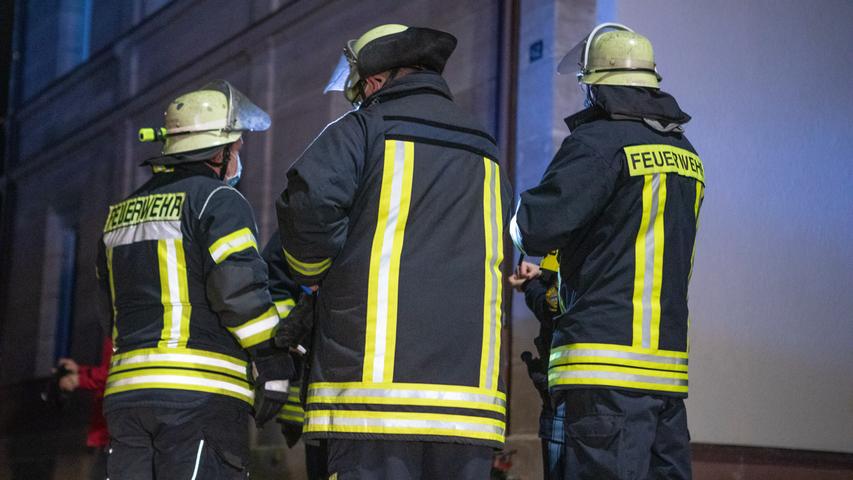 Zu einem Feuerwehreinsatz kam es am Freitagabend (19.02.2021) in der HirschenstraÃŸe in FÃ¼rth. Aus bislang ungeklÃ¤rten GrÃ¼nden brach in einer KÃ¼che ein Feuer aus. Laut ersten Informationen von vor Ort wurden drei Personen leicht verletzt. Die KÃ¼che wurde durch das Feuer vollstÃ¤ndig zerstÃ¶rt. Vor Ort war neben der Berufsfeuerwehr FÃ¼rth auch die freiwillige Feuerwehr Stadtmitte. Foto: NEWS5 / OÃŸwald Weitere Informationen... https://www.news5.de/news/news/read/20201