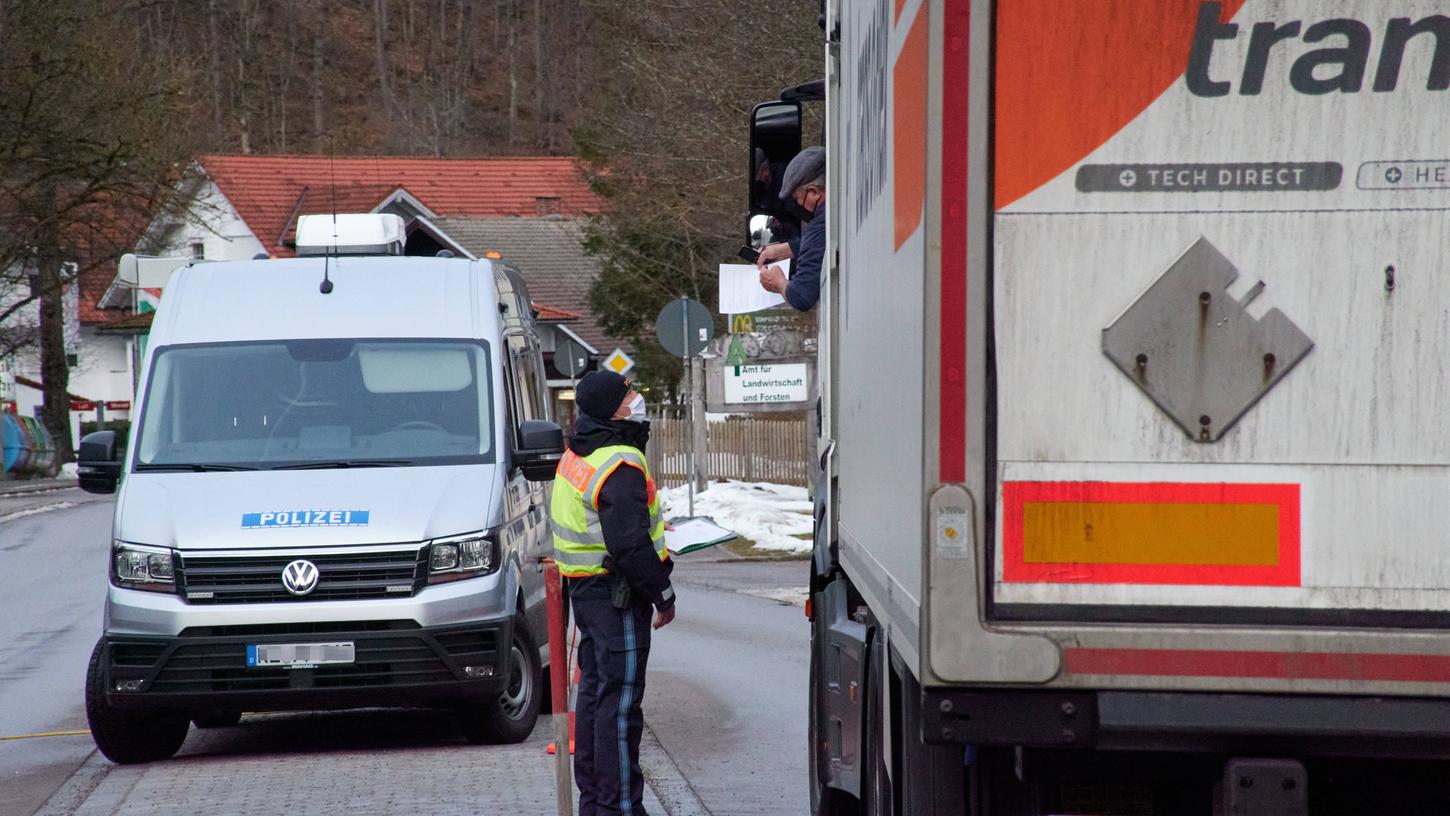 Ein Polizist kontrolliert einen Laster an der Grenze zu Tirol. Seit knapp einer Woche wird hier wieder kontrolliert, Grund ist die Angst vor den Virusmutationen in Tirol.