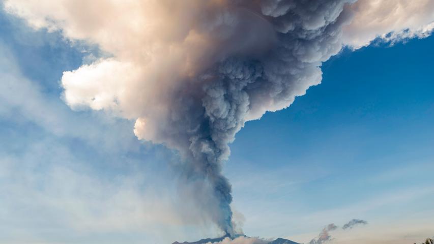 Rauchschwaden steigen aus dem Vulkan Ätna in Milo bei Catania auf. Der Vulkan war am Abend des 16. Februar 2021 für knapp eine Stunde ausgebrochen und spuckt weiterhin Asche.
