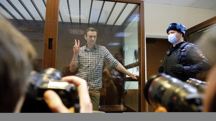 Der russische Oppositionsführer Alexej Nawalny steht in einem Käfig im Babuskinsky Bezirksgericht. Unter starken Sicherheitsvorkehrungen hat in der russischen Hauptstadt Moskau eine Berufungsverhandlung gegen den Kremlkritiker Nawalny begonnen.