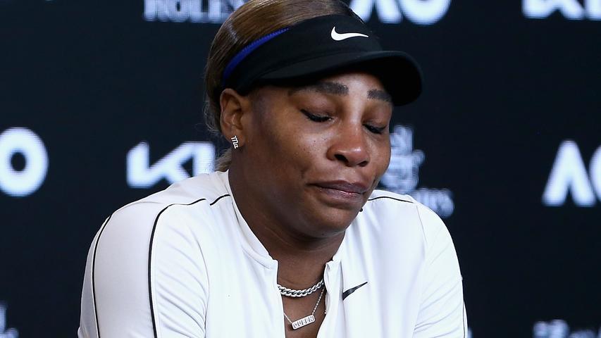 Serena Williams hatte bei der Pressekonferenz nach ihrem Aus im Halbfinale der Australian Open sichtbar mit den Tränen zu kämpfen. Zu groß war die Enttäuschung, es wieder nicht geschafft zu haben, den 24. Titel bei einem Grand-Slam-Turnier zu holen - und damit den Uralt-Rekord der Australierin Margaret Court einzustellen.