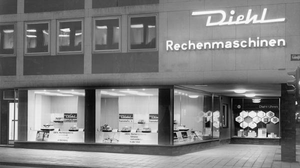 3. Und das ist auch keineswegs eine neue Entwicklung. Gut erhaltene Rechenmaschinen von Diehl etwa sind heute echte Liebhaberstücke. Manchmal findet man noch welche bei Ebay.