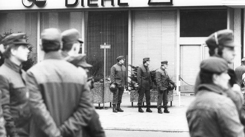 4. Mit Kriegsgegnern verbindet Diehl eine jahrzehntelange Hassliebe. Immer wieder nutzten Demonstranten die Strahlkraft des Nürnberger Unternehmens, um für ihre Anliegen zu werben. Auf diesem Bild schützen Polizisten das Firmengelände bei einer Demonstration für den Frieden 1991 während des Golfkriegs.
