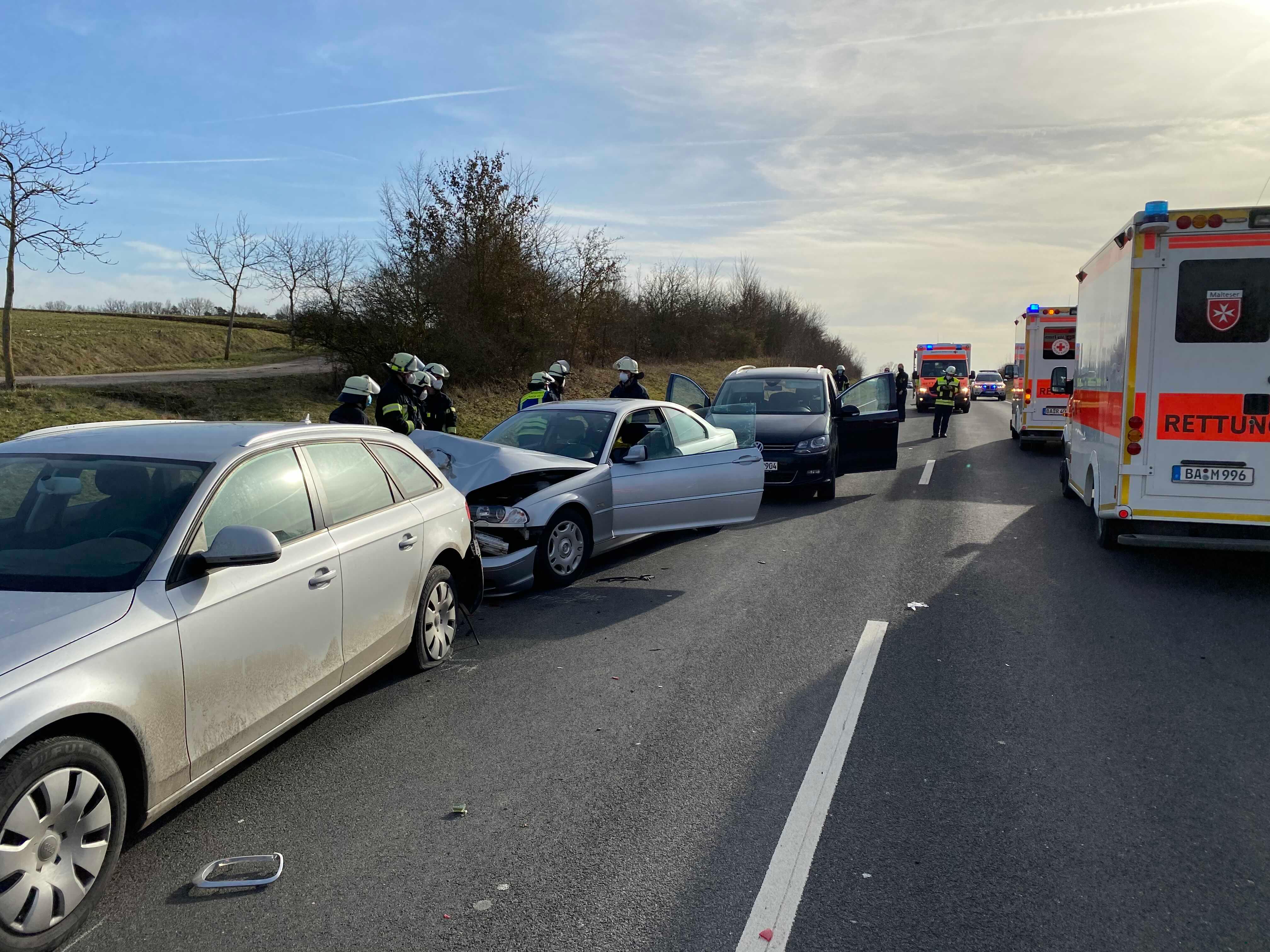 Motorradfahrer Kollidiert Mit Autos: Schwerer Unfall Auf Der B22 ...