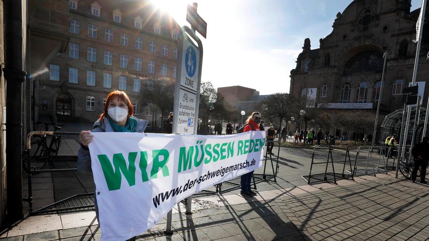 Schweigemarsch und AfD-Protest: Demos gegen Corona-Maßnahmen in Nürnberg