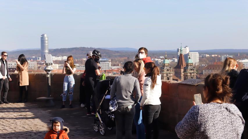 Frühlingswetter in der Innenstadt: Nürnberger genießen die Sonne