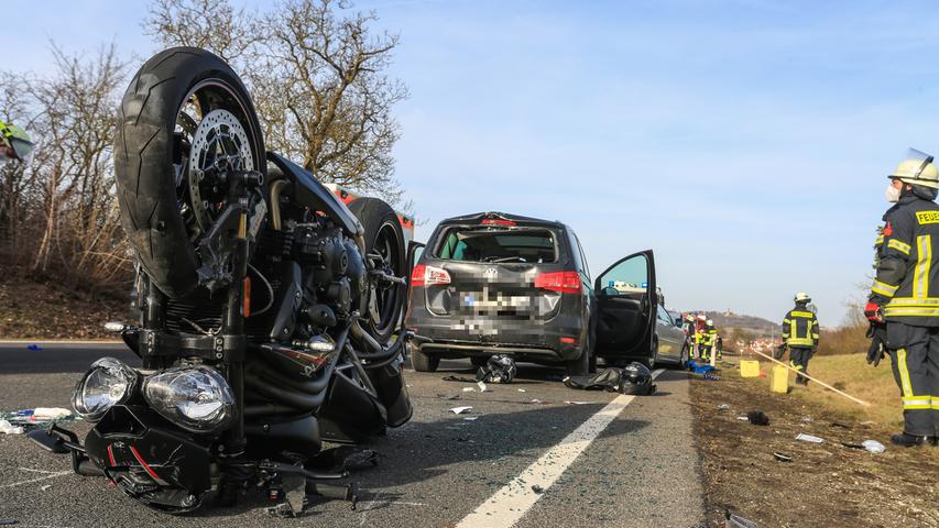 Motorradfahrer kollidiert mit Autos: Schwerer Unfall auf der B22