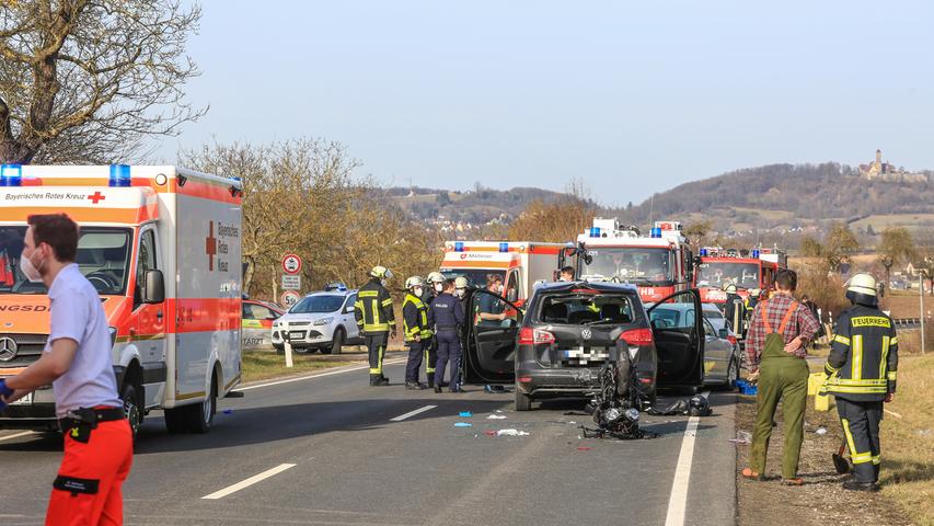 Motorradfahrer kollidiert mit Autos: Schwerer Unfall auf der B22
