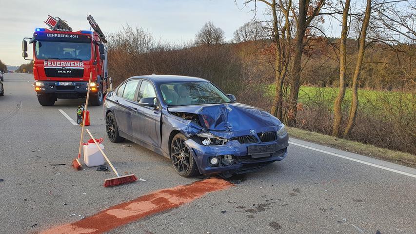 Bei Lehrberg: Auto landet nach Kollision in Böschung