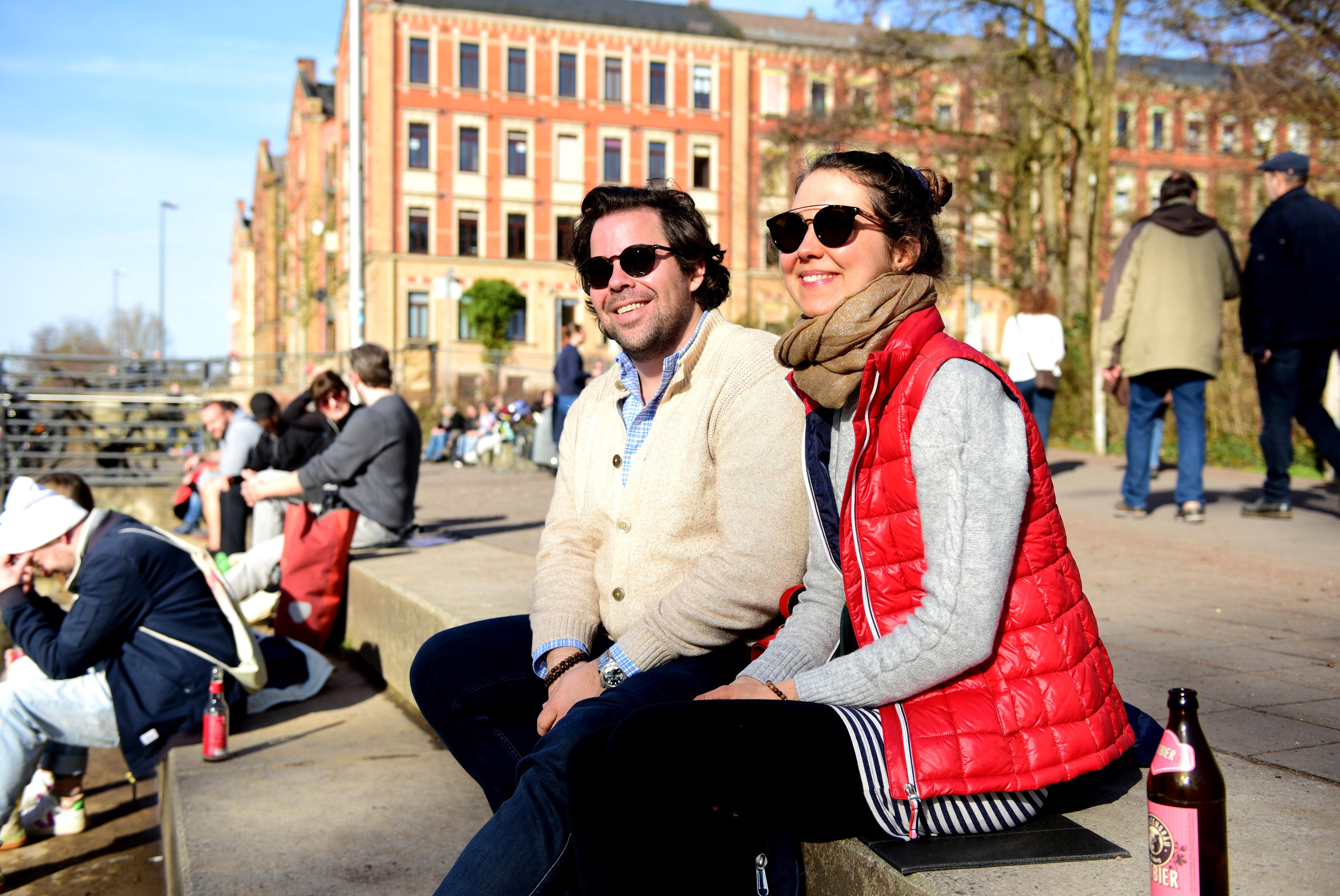 Am Wochenende zog es die Menschen überall nach draußen. Magdalena und Philipp spazierten von der Stadtgrenze zur Uferpromenade, wo sie auf den Steintreppen die Sonne genossen.