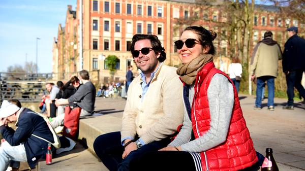 Am Wochenende zog es die Menschen überall nach draußen. Magdalena und Philipp spazierten von der Stadtgrenze zur Uferpromenade, wo sie auf den Steintreppen die Sonne genossen.
