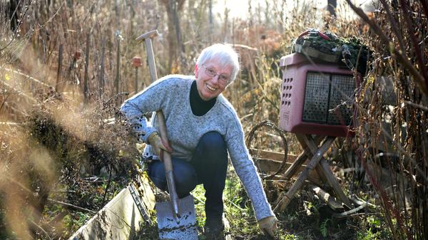 Marta Kareth sorgte in ihrer Parzelle im Interkulturellen Garten für Ordnung und entdeckte unterm Laub die ersten Krokusse.