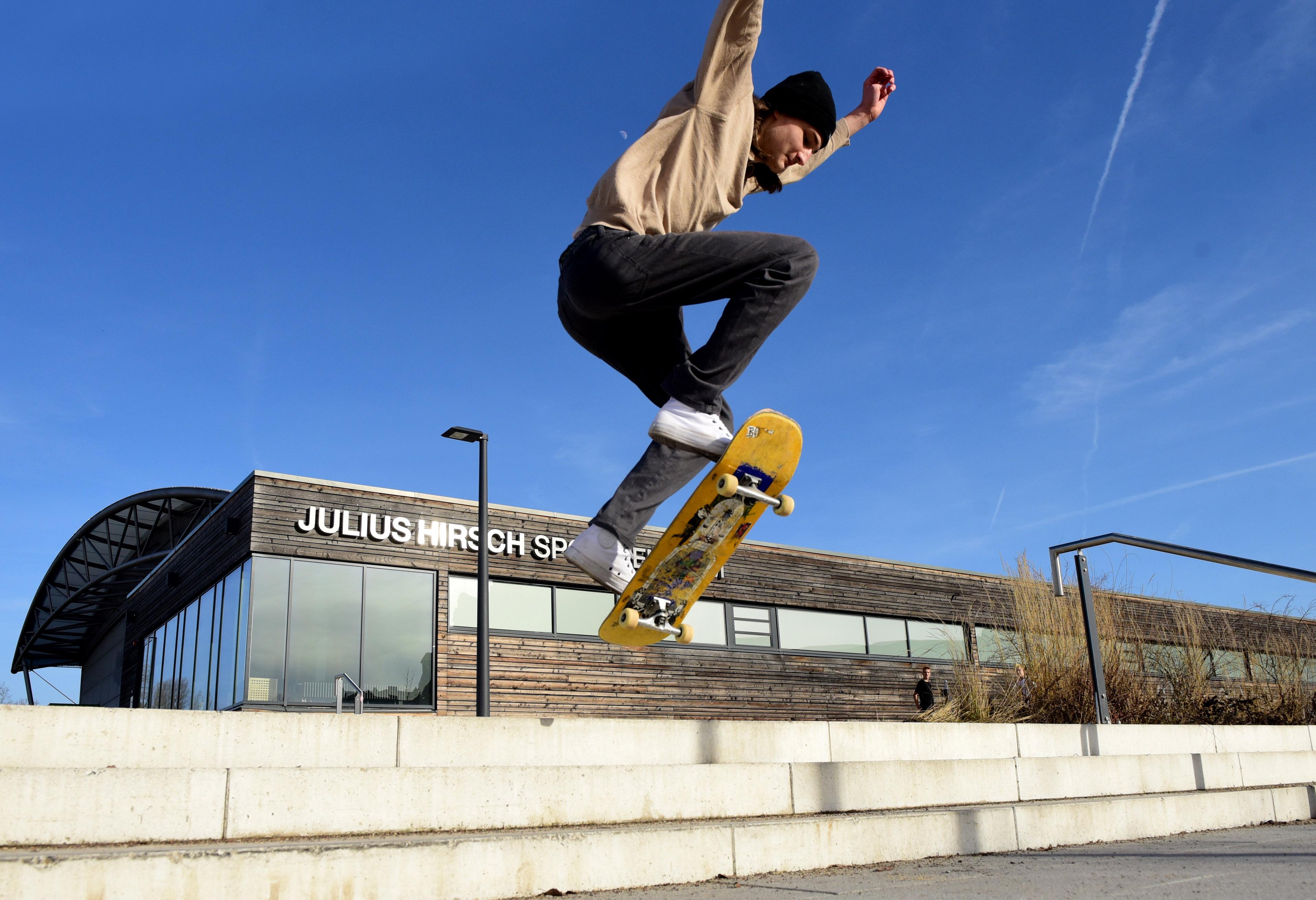 Jacky nutzte die Stufen an der Julius-Hirsch-Halle für gewagte Sprünge.