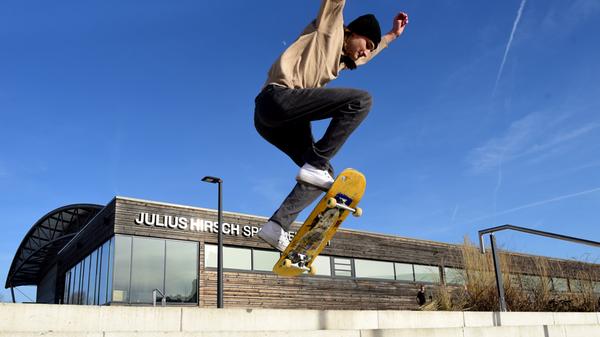 Jacky nutzte die Stufen an der Julius-Hirsch-Halle für gewagte Sprünge.