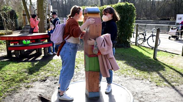 Von dem Drehkarussell vor dem Café Badehaus wurden große und kleine Kinder magisch angezogen.
