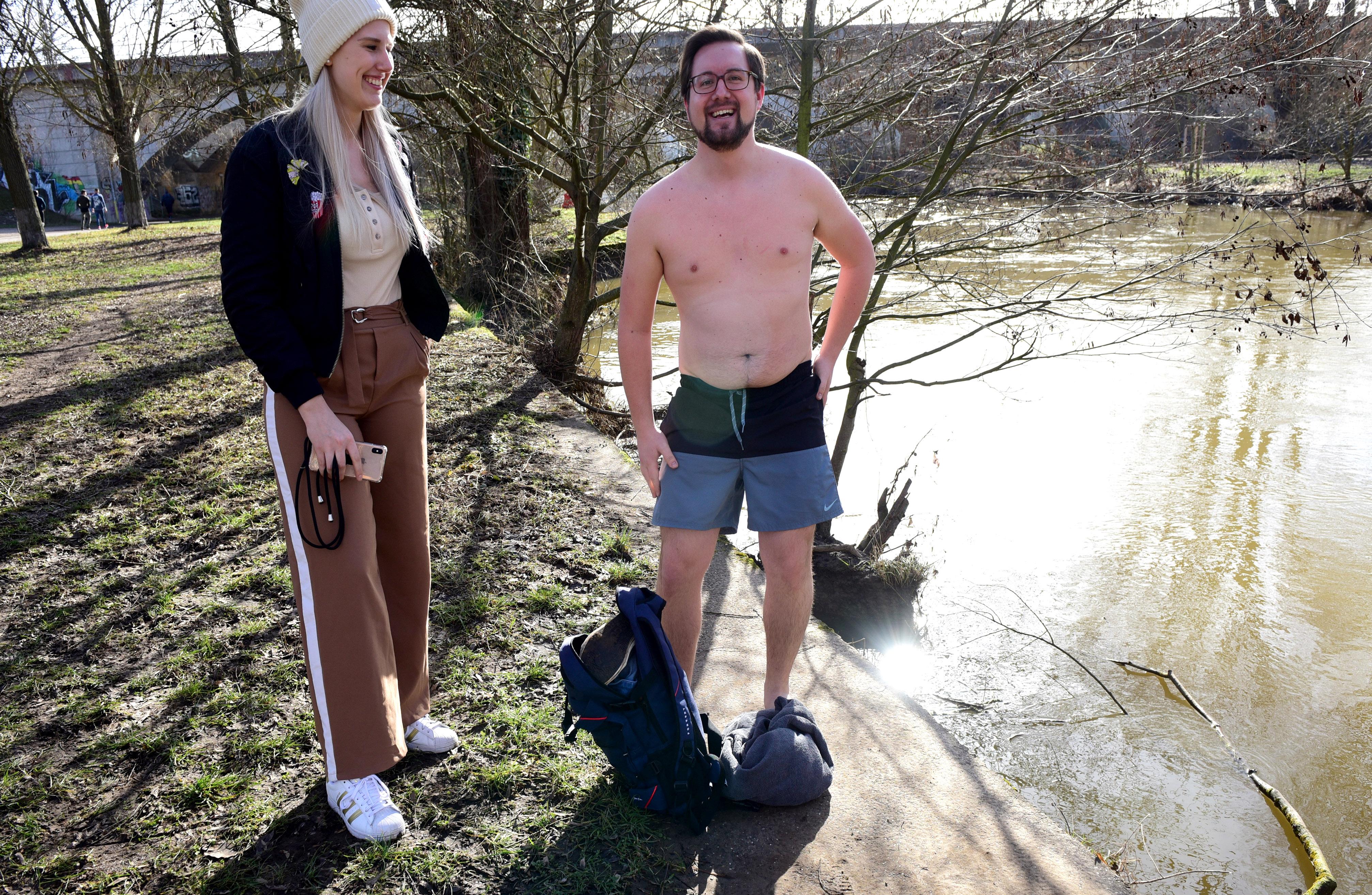 Robin Schatz bestand die Prüfung und schwamm sieben Minuten in der eiskalten Rednitz, Alina Ebersberger hielt die Challenge mit ihrem Smartphone fest.