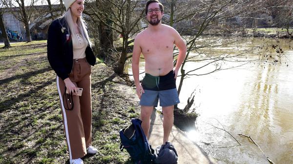 Robin Schatz bestand die Prüfung und schwamm sieben Minuten in der eiskalten Rednitz, Alina Ebersberger hielt die Challenge mit ihrem Smartphone fest.