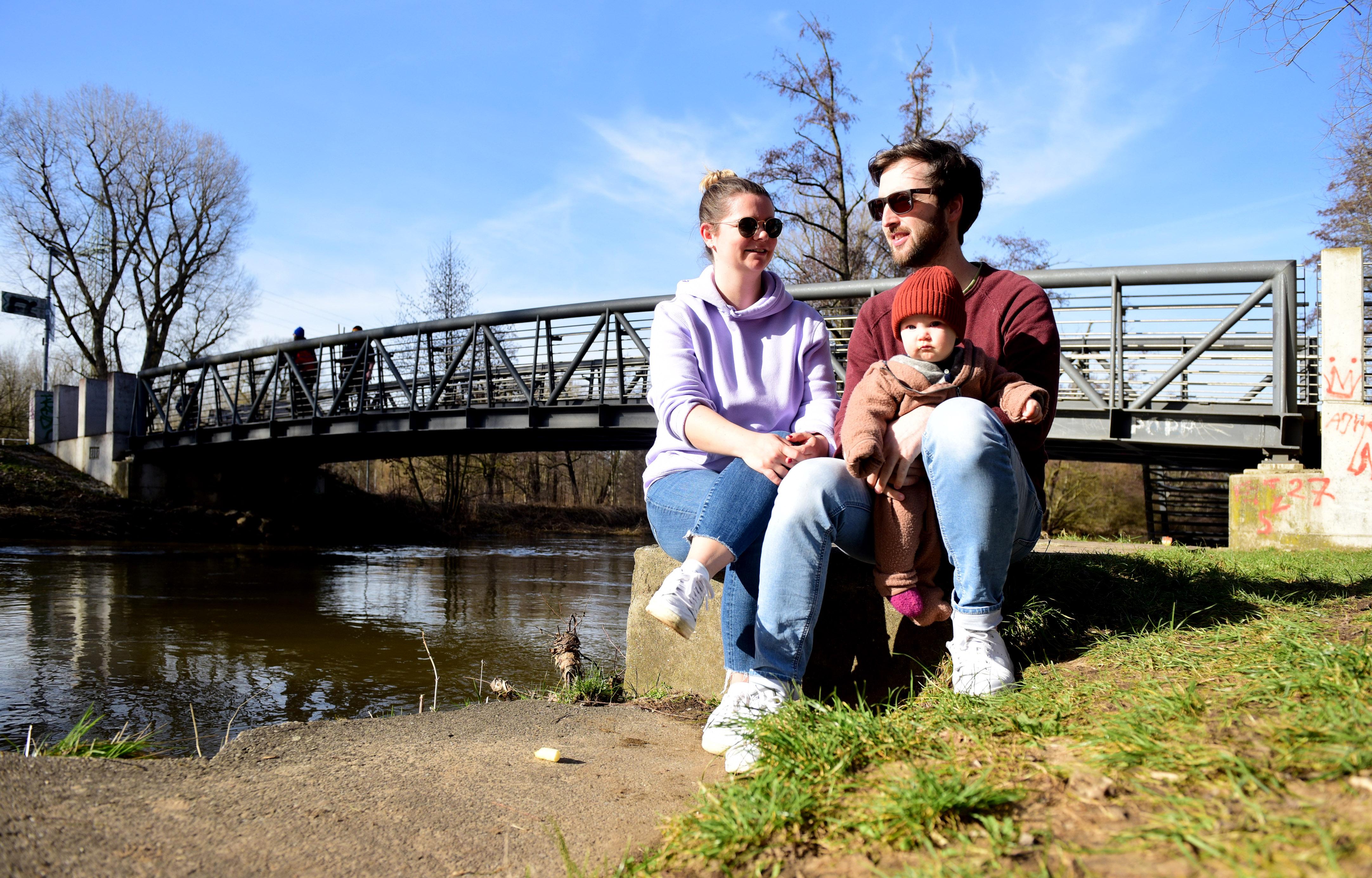 Martin Kovacs und Jeska Stolle genossen am Badsteg mit ihrem Töchterchen Elise die Sonne.