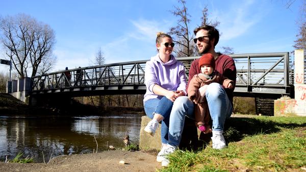 Martin Kovacs und Jeska Stolle genossen am Badsteg mit ihrem Töchterchen Elise die Sonne.