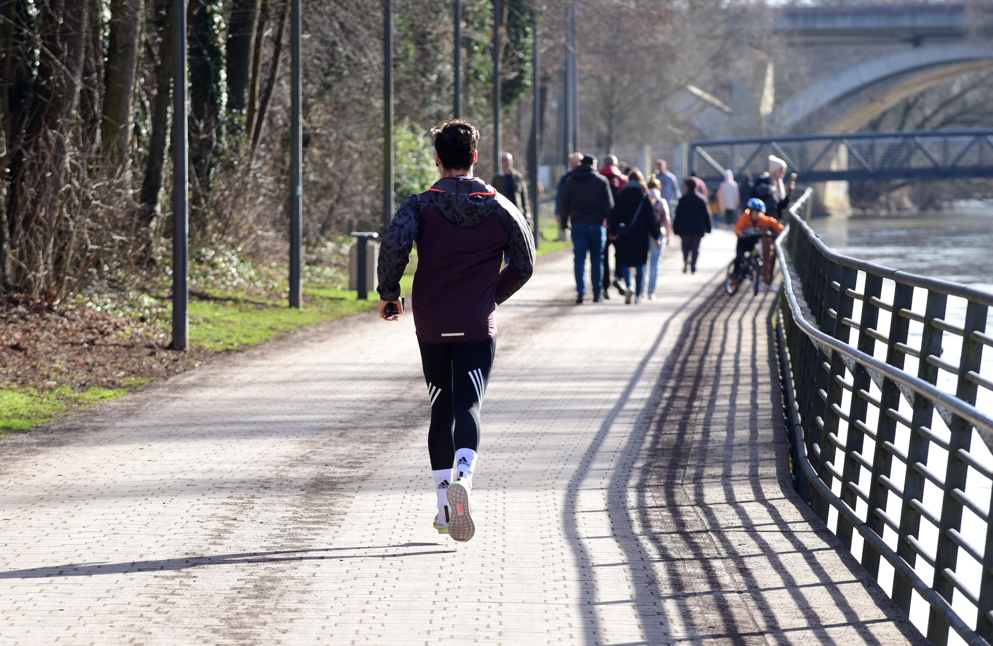 Auf der Uferpromenade waren einige sportlich unterwegs.  