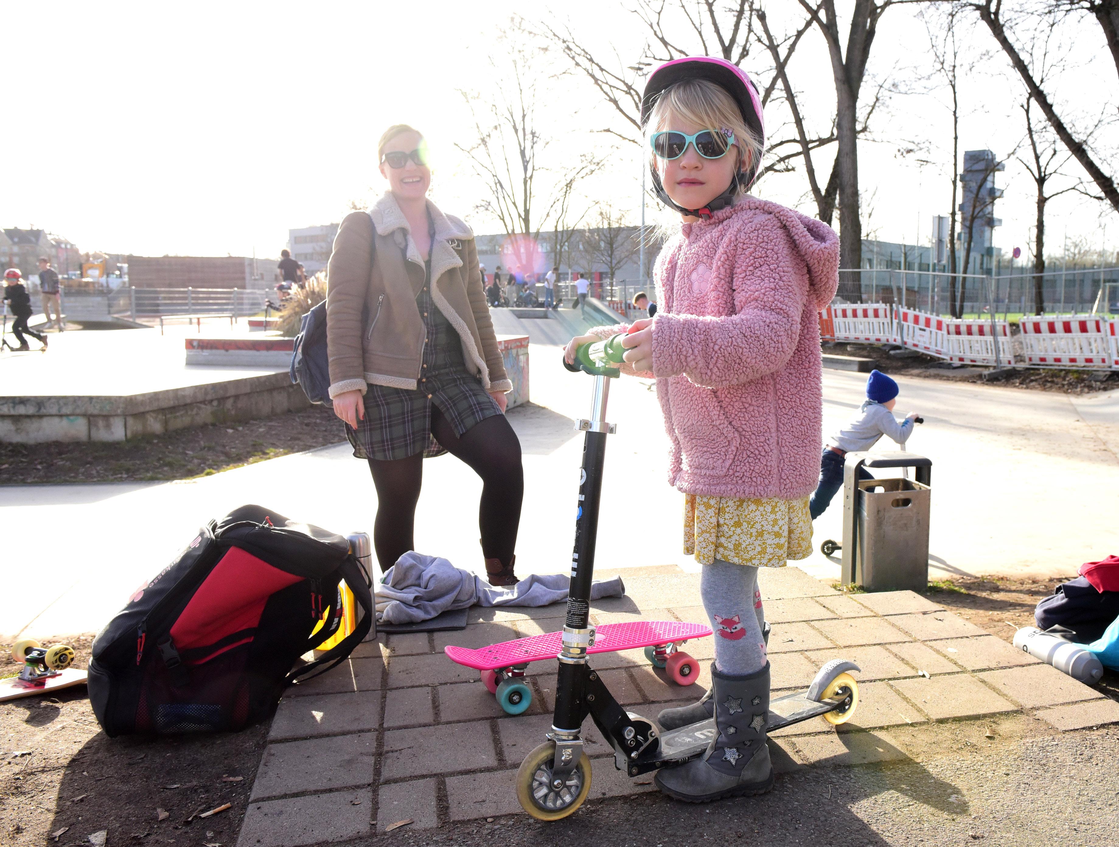 Am Skatepark herrschte einiger Trubel, auch Maja war mit ihrem Scooter mit dabei.  