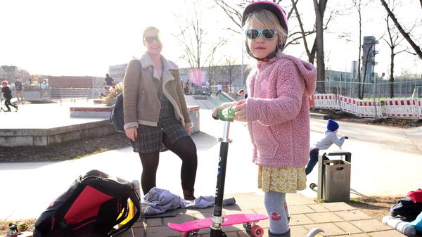 Am Skatepark herrschte einiger Trubel, auch Maja war mit ihrem Scooter mit dabei.