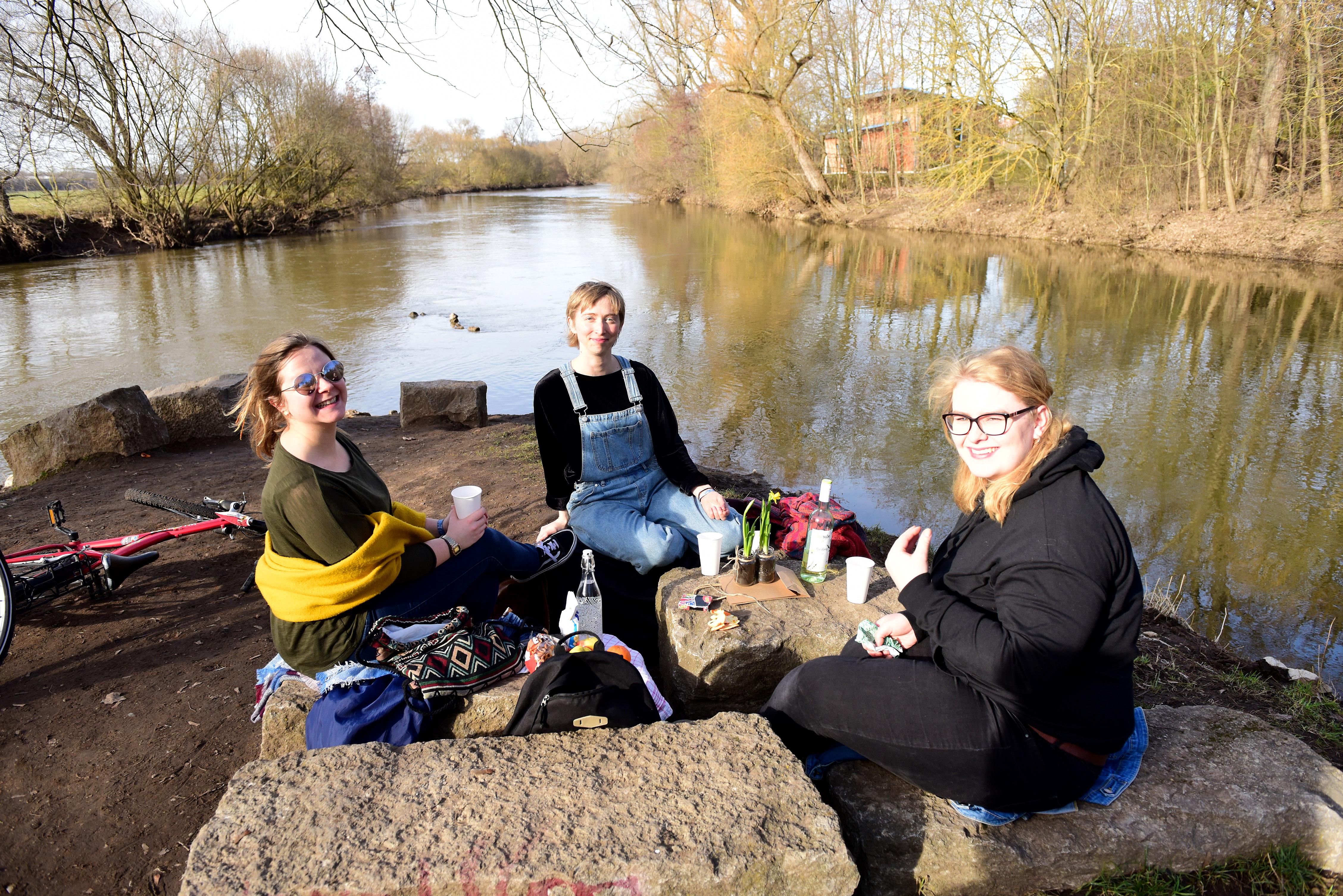 Die Bachelor-Arbeit ist endlich abgeben, darauf stießen Iris, Eva und Paula-Marie (von links) am Zusammenfluss von Pegnitz und Rednitz an.