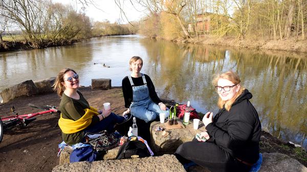 Die Bachelor-Arbeit ist endlich abgeben, darauf stießen Iris, Eva und Paula-Marie (von links) am Zusammenfluss von Pegnitz und Rednitz an.