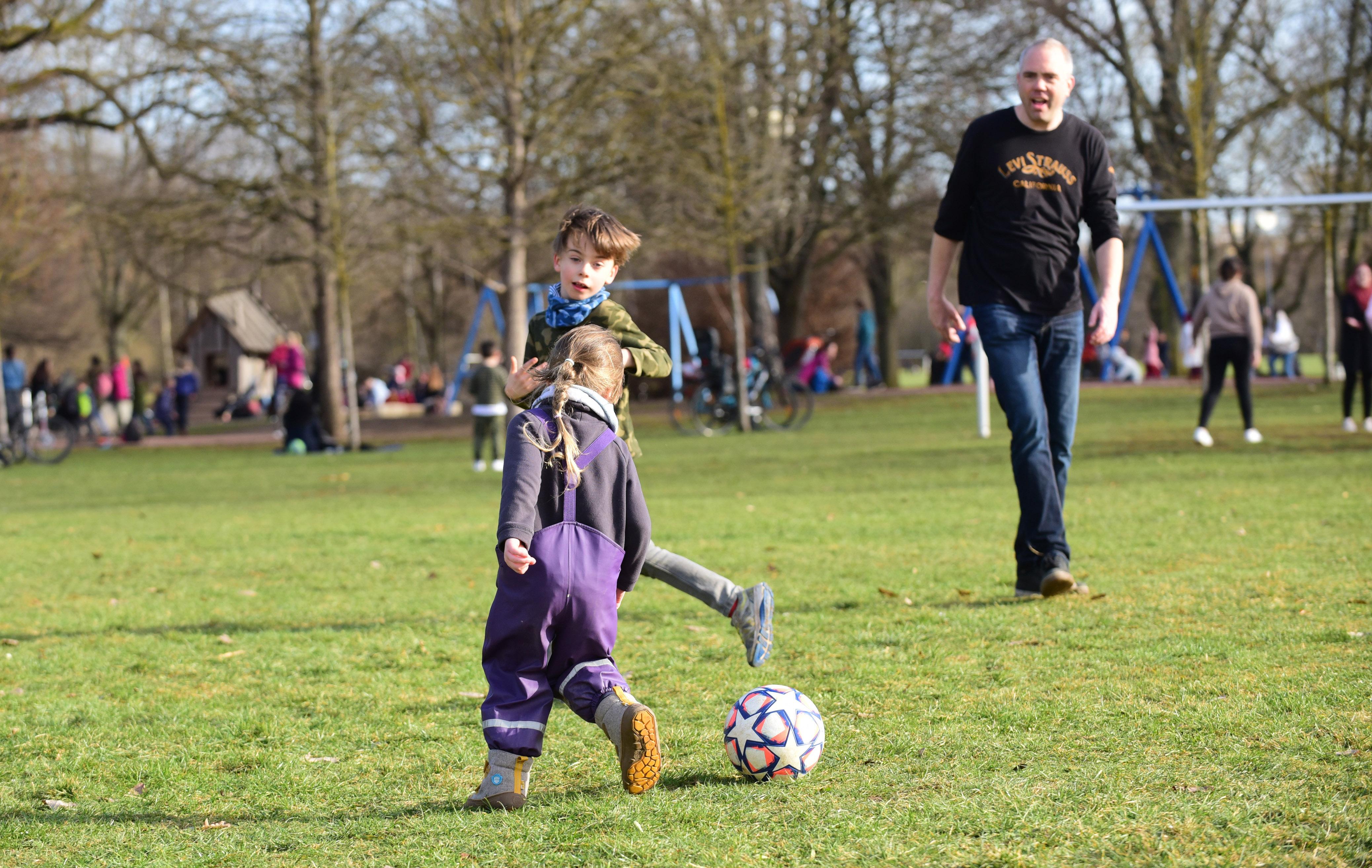 Hannes und Layla ließen Tobias Wolfshohl (im Hintergrund) beim Fußballspiel keine Chance.