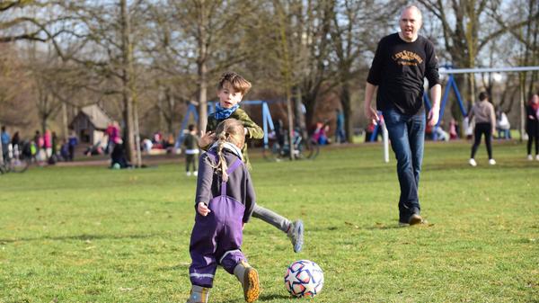Hannes und Layla ließen Tobias Wolfshohl (im Hintergrund) beim Fußballspiel keine Chance.