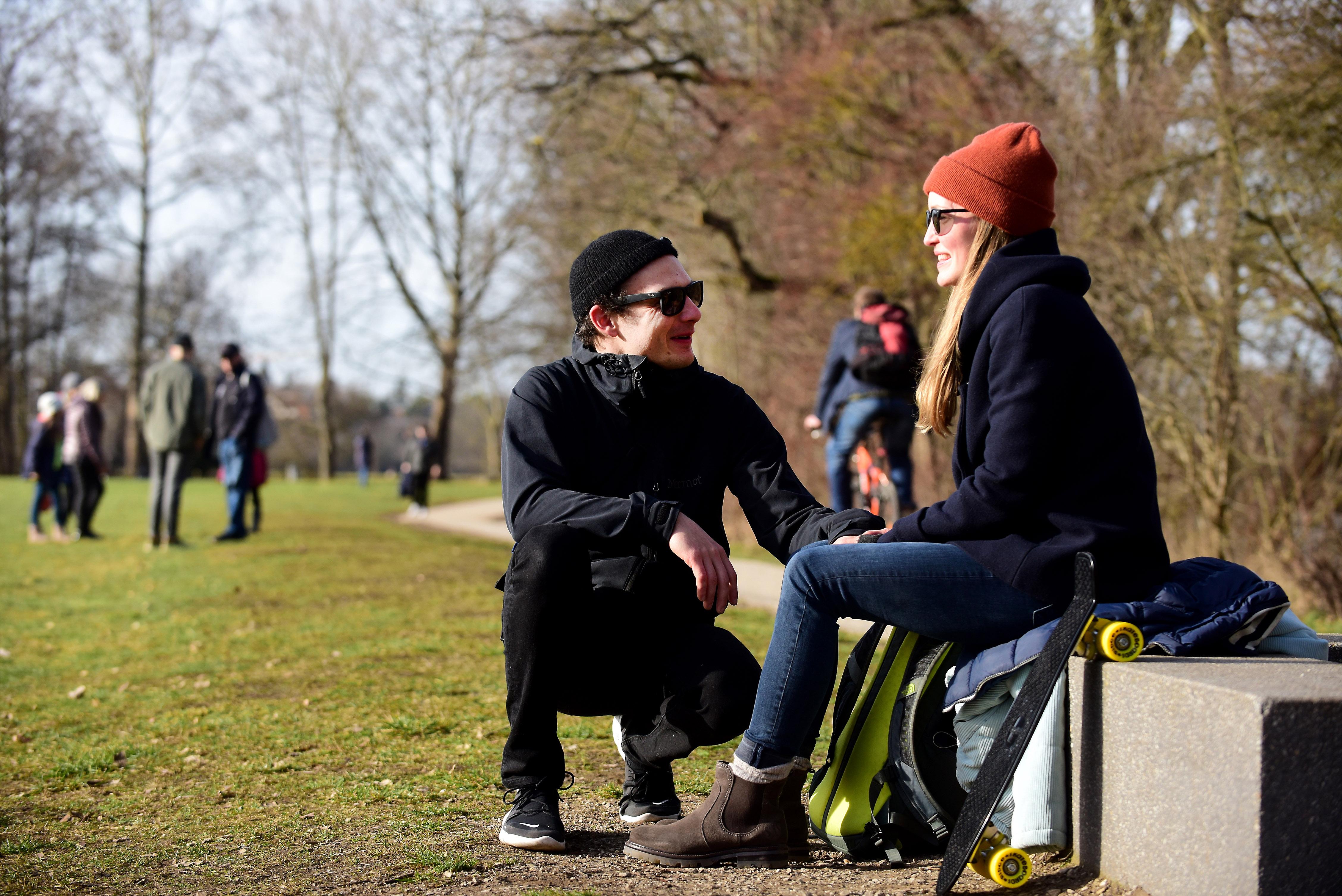 Sehr begehrt waren die Sonnenplätze auf am Mehrgenerationenspielplatz.