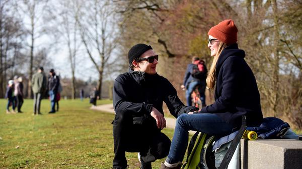 Sehr begehrt waren die Sonnenplätze auf am Mehrgenerationenspielplatz.