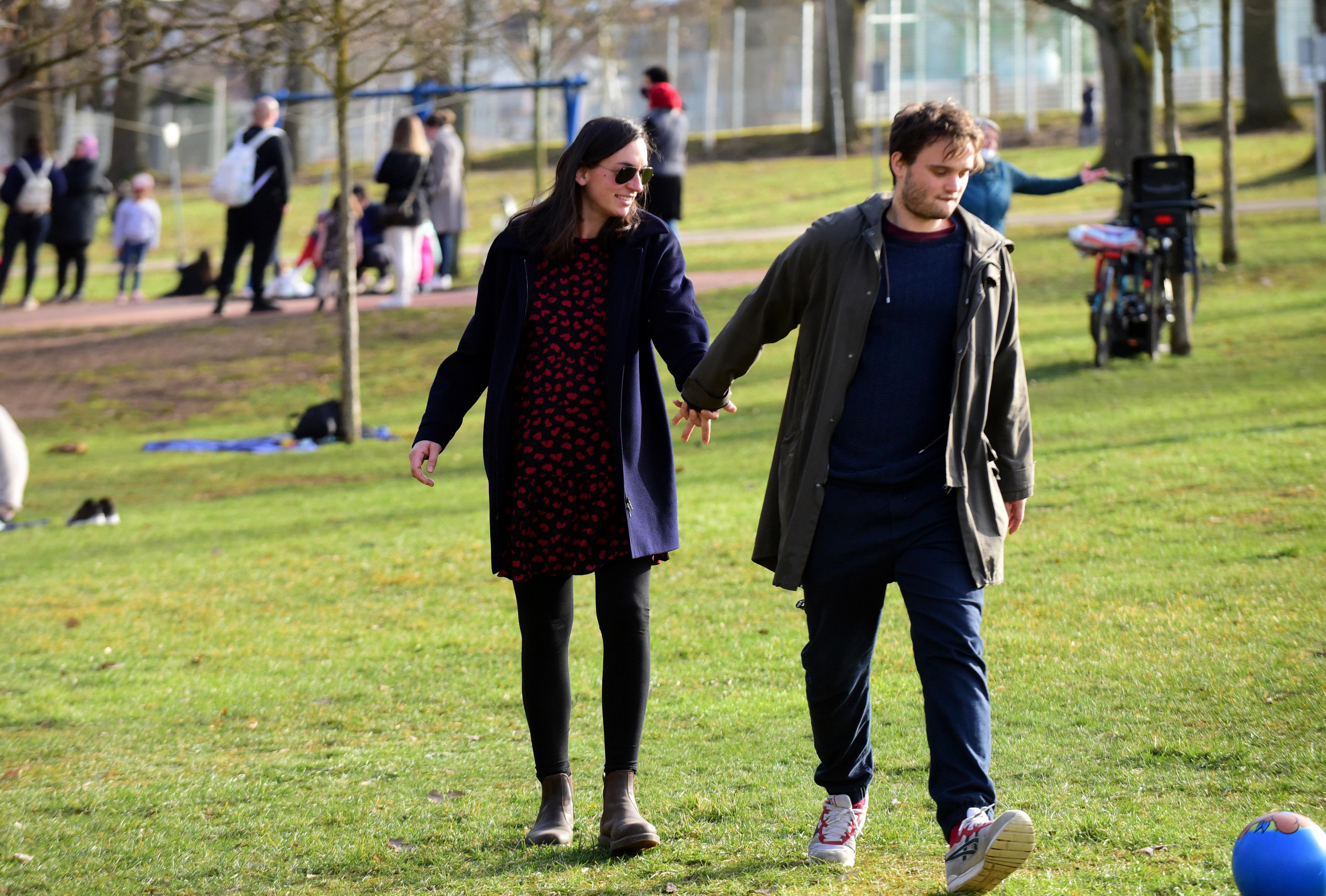 Beim Spazierengehen konnte einem schon mal unversehens ein Ball vor die Füße rollen.
