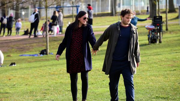 Beim Spazierengehen konnte einem schon mal unversehens ein Ball vor die Füße rollen.