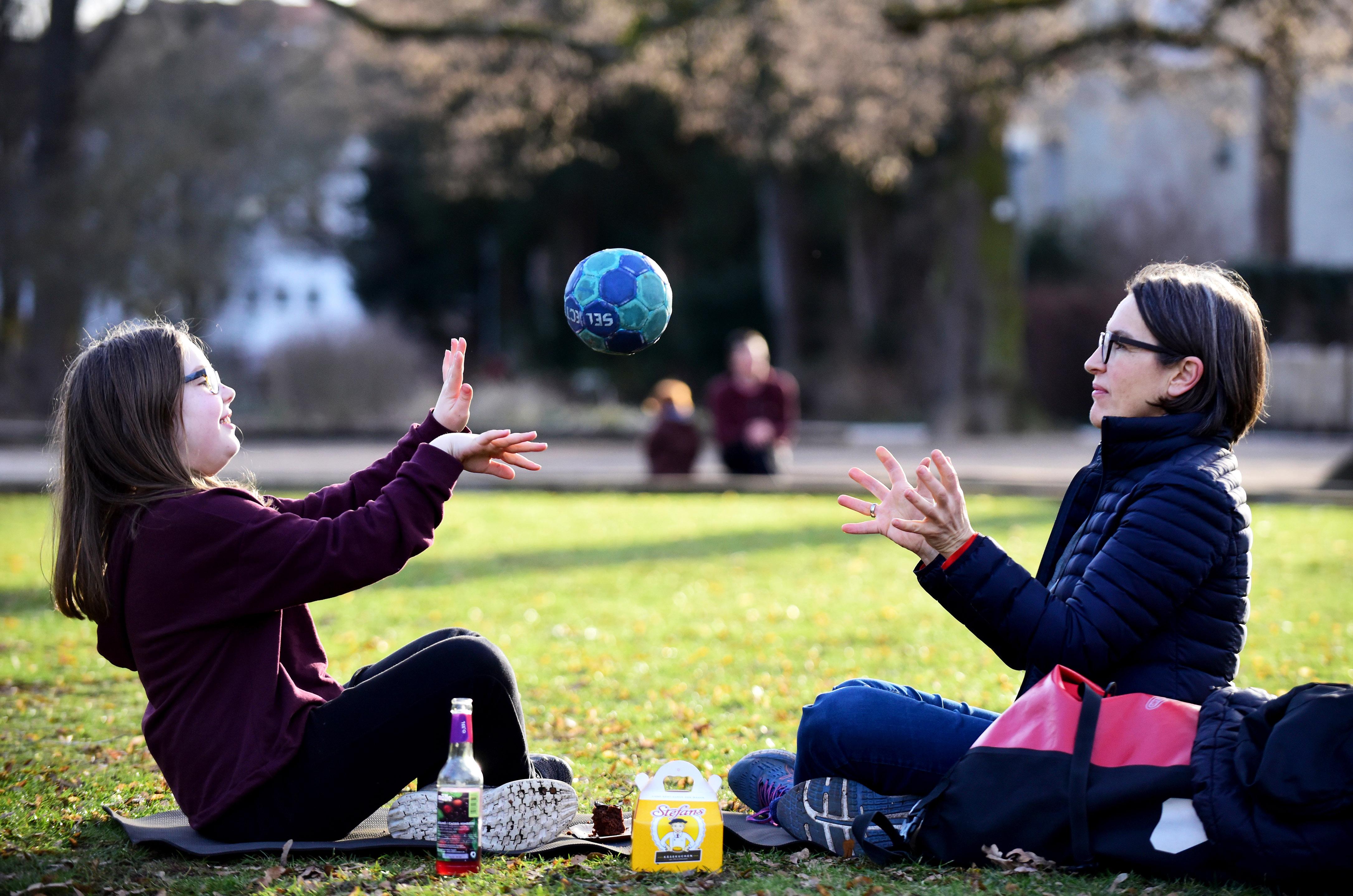 Helene und ihre Mutter Monika machten es sich auf der Stadtparkwiese gemütlich.